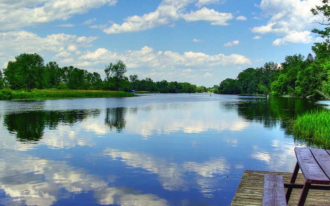 En canot dans la nature sauvage du Canada