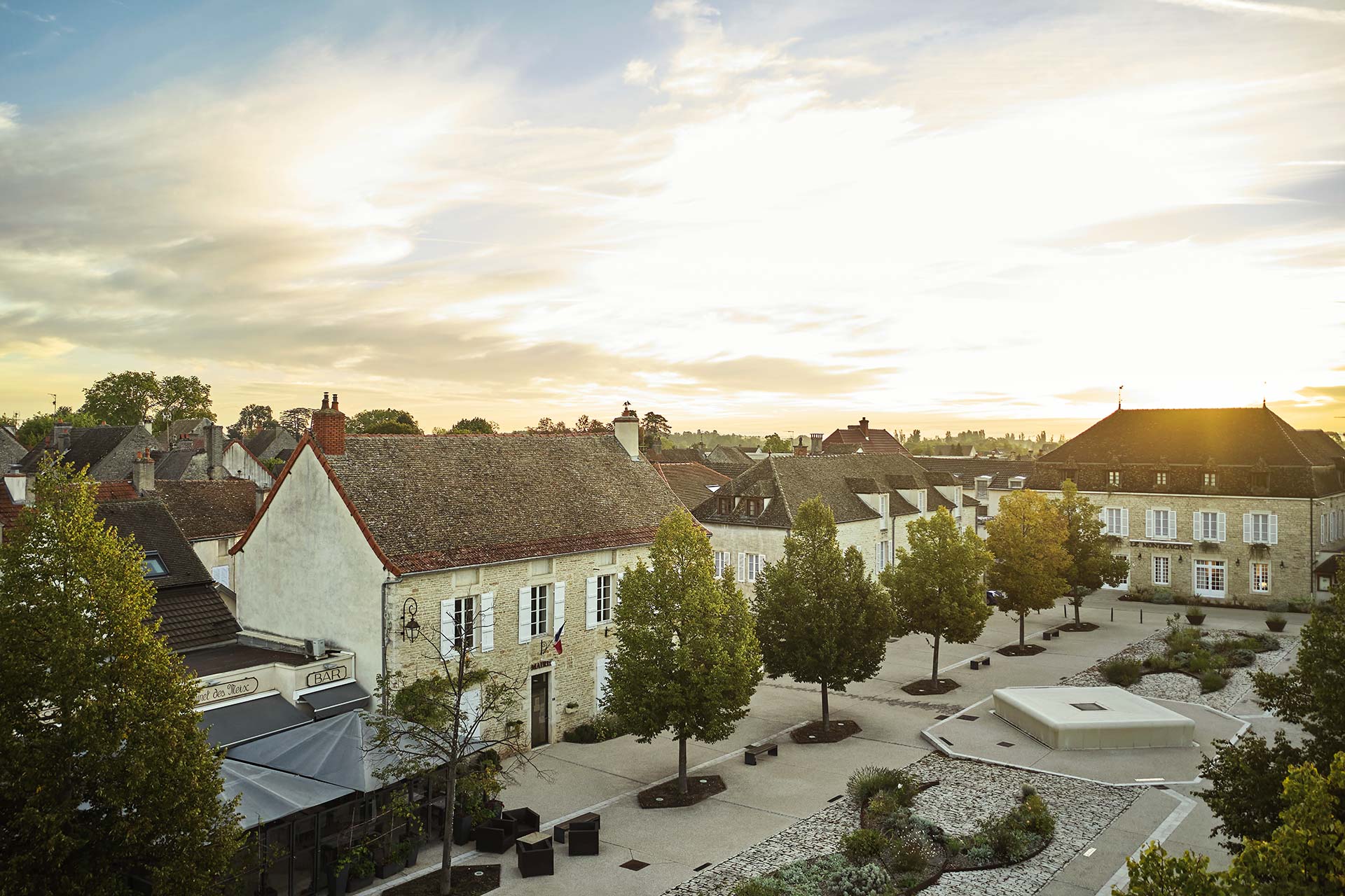 Le Como Montrachet encadre la place centrale de Puligny-Montrachet, Bourgogne, France © COMO Hotels and Resorts