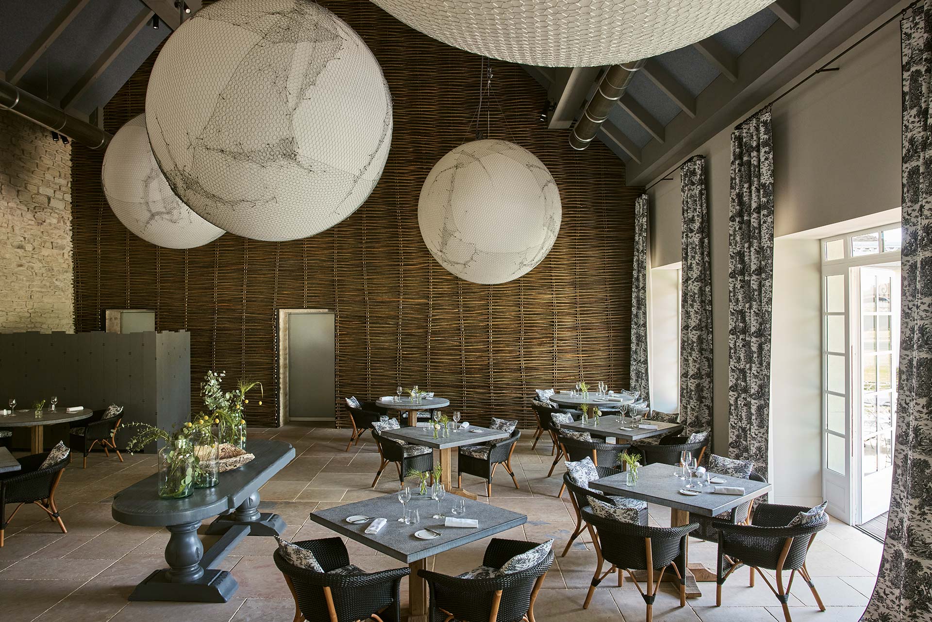 Le restaurant cosy de l'hôtel Como Montrachet, Bourgogne, France © COMO Hotels and Resorts