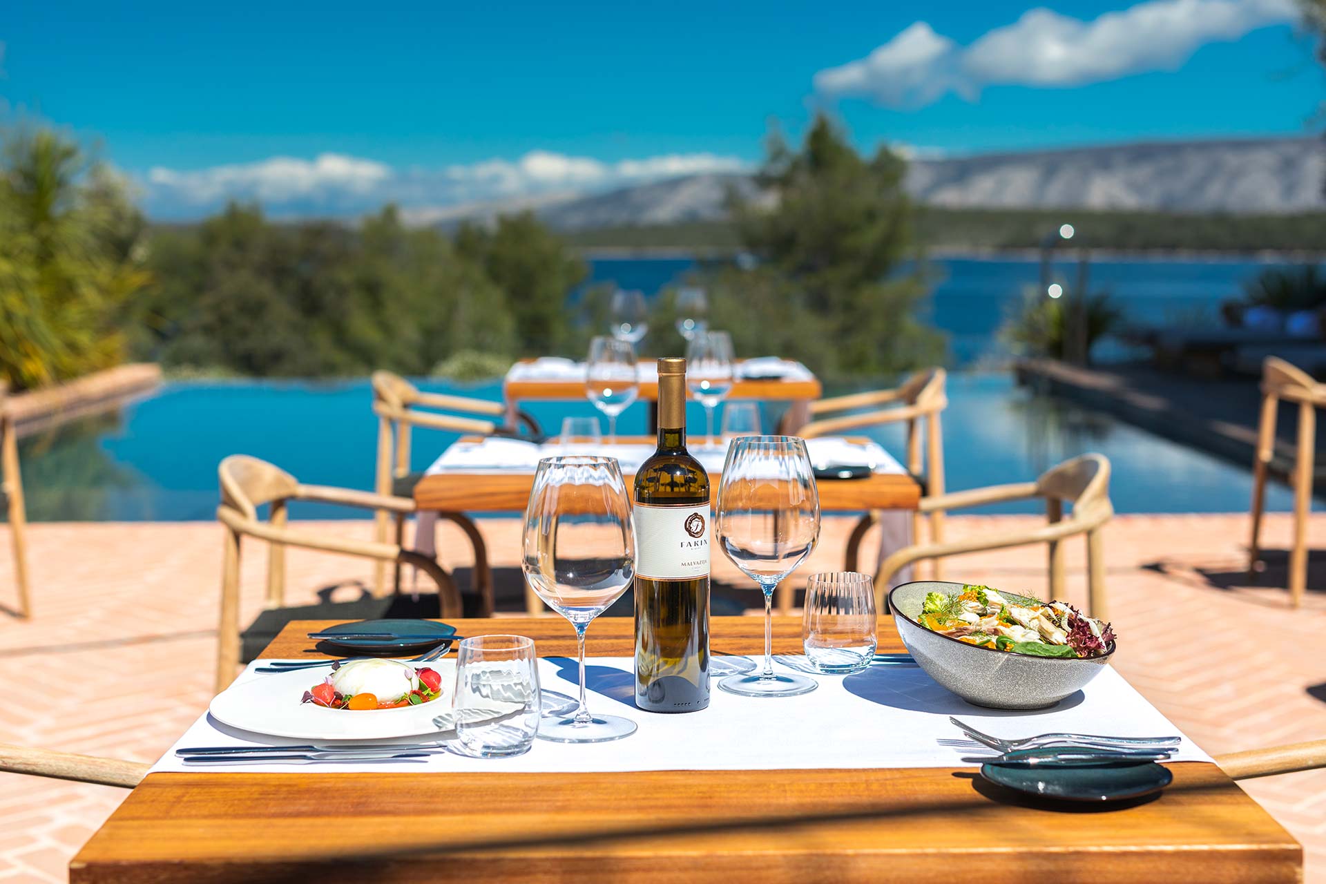 Déjeuner en extérieur au restaurant du Maslina Resort, Hvar, Croatie © Maslina Resort