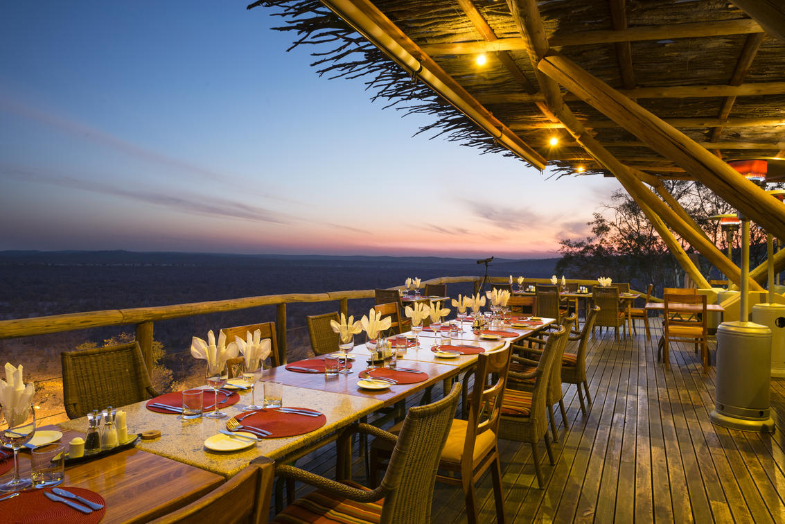 Un dîner à la lumière des étoiles à l'Ongava Lodge © dr Olwen Evans / Ongava