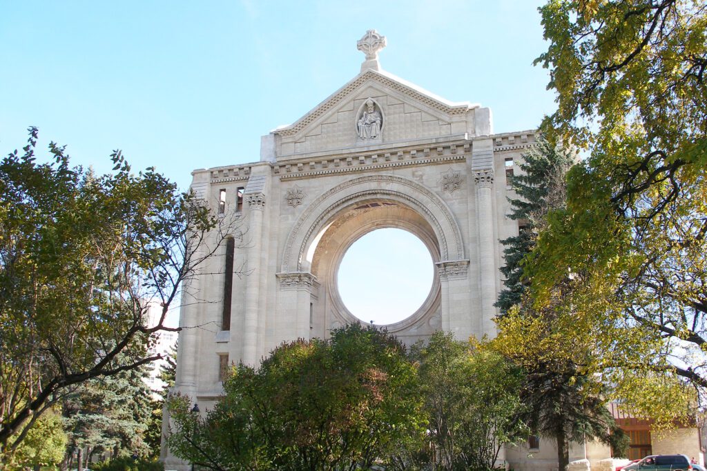 Façade de la cathédrale Saint-Boniface, Winnipeg, Manitoba, Canada © Thomas Quine <a href="https://creativecommons.org/licenses/by/2.0/" target="_blank">(CC BY 2.0)</a> Façade de la cathédrale Saint-Boniface, Winnipeg, Manitoba, Canada © Thomas Quine