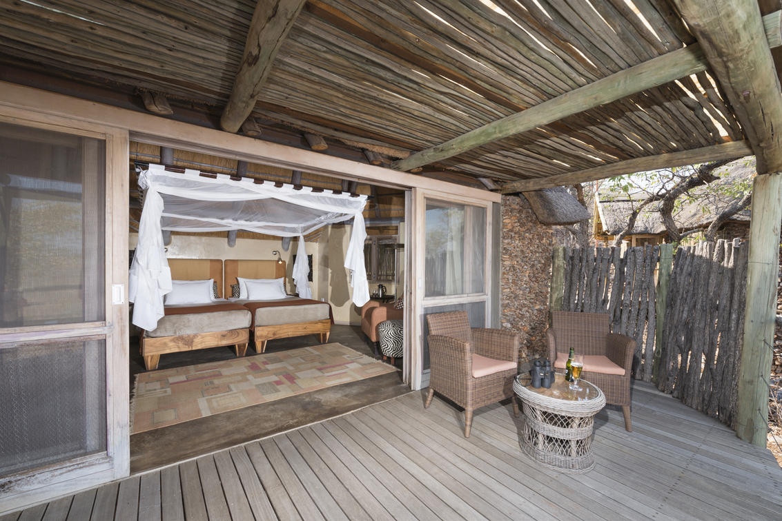 Chambre et balcon du chalet, Ongava Lodge, Namibie © Dr Olwen Evans / Ongava