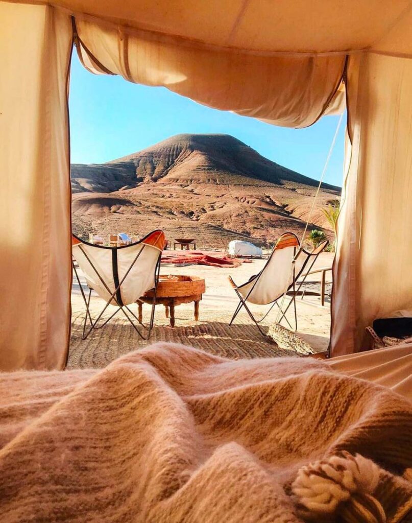 Vue sur les dunes d'Agafay depuis une tente bédouine, La Pause Agafay Heritage Marrakech, Maroc © La Pause Agafay