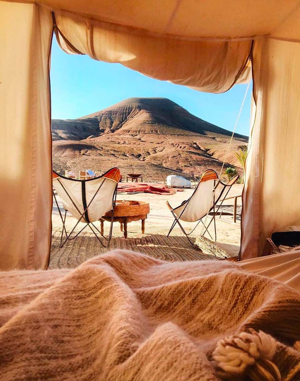 Vue sur les dunes d'Agafay depuis une tente bédouine, La Pause Agafay Heritage Marrakech, Maroc © La Pause Agafay