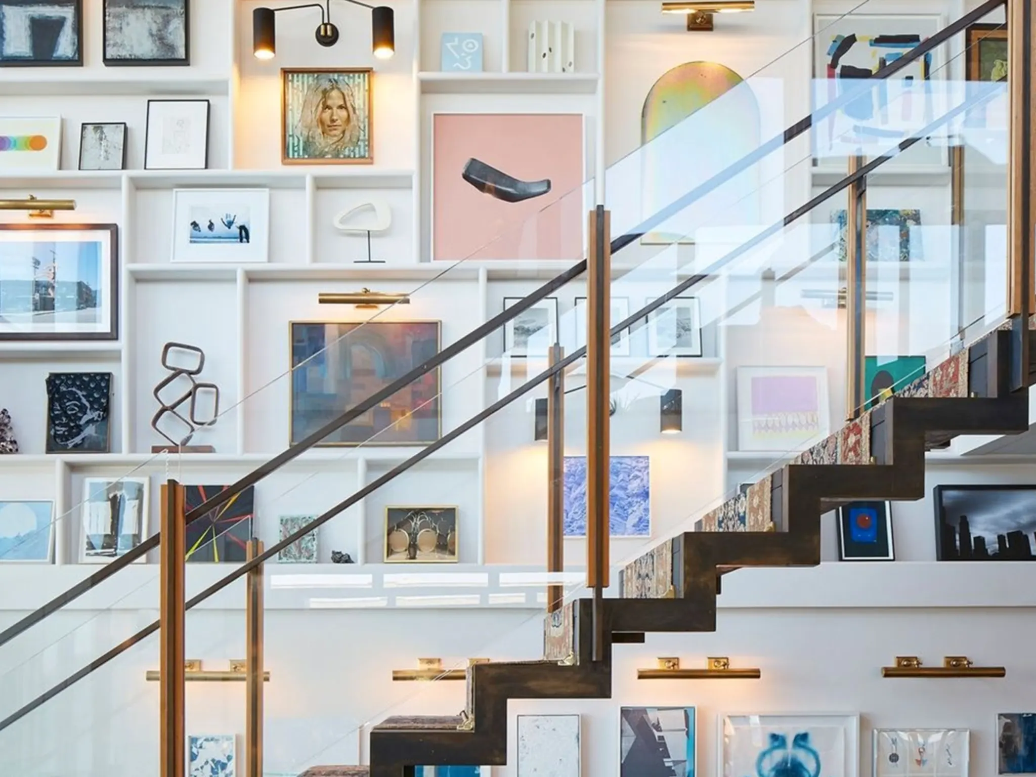 Les oeuvres d'art dans l'escalier, Little Beach House Malibu, Californie, USA © Soho House