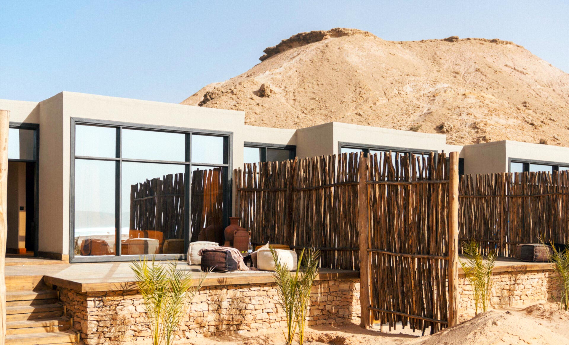 Terrasses et baies vitrées des Lagoon Loft, Dakhla by Habitas, Maroc © Habitas Group