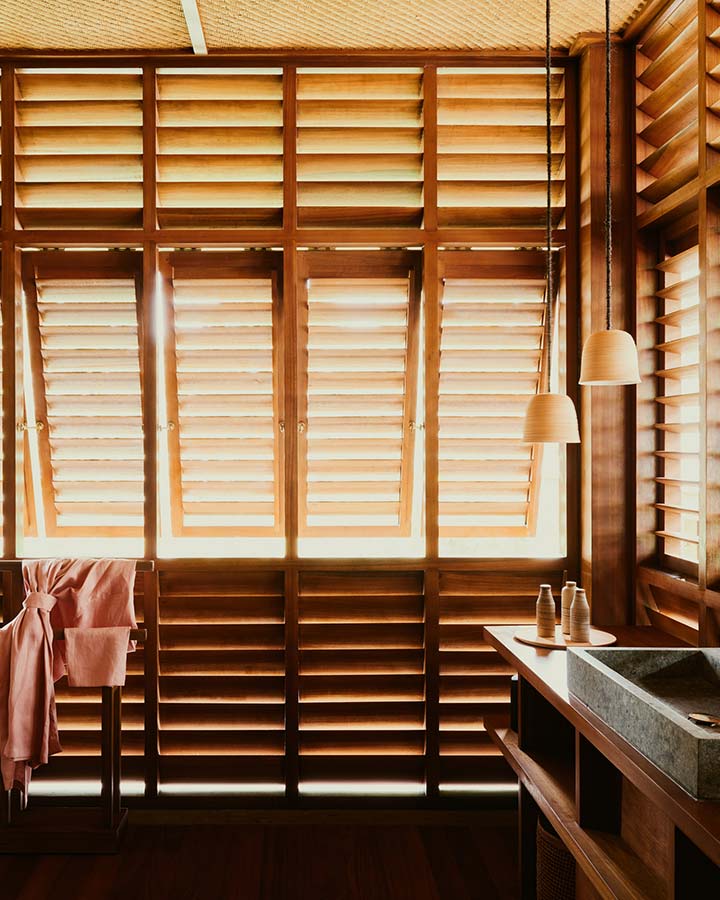 La salle de bain chaleureuse des suites, Lost Lindenberg, Bali, Indonésie © Robert Rieger / Lost Lindenberg La salle de bain chaleureuse des suites, Lost Lindenberg, Bali, Indonésie © Robert Rieger / Lost Lindenberg