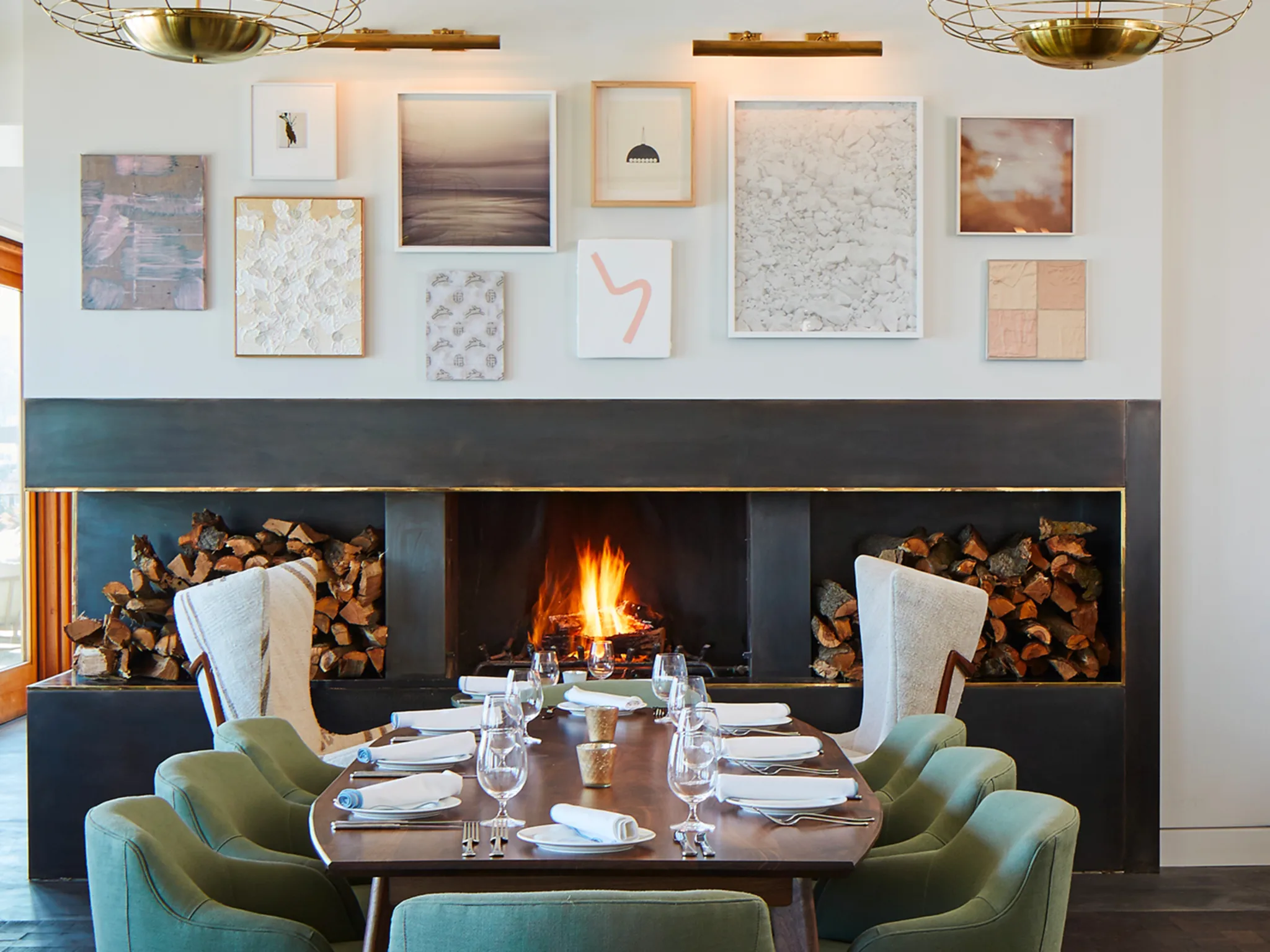 Salon et cheminée, oeuvres de Jessica Skloven and Miranda Lichtenstein, Little Beach House Malibu, Californie, USA © Soho House