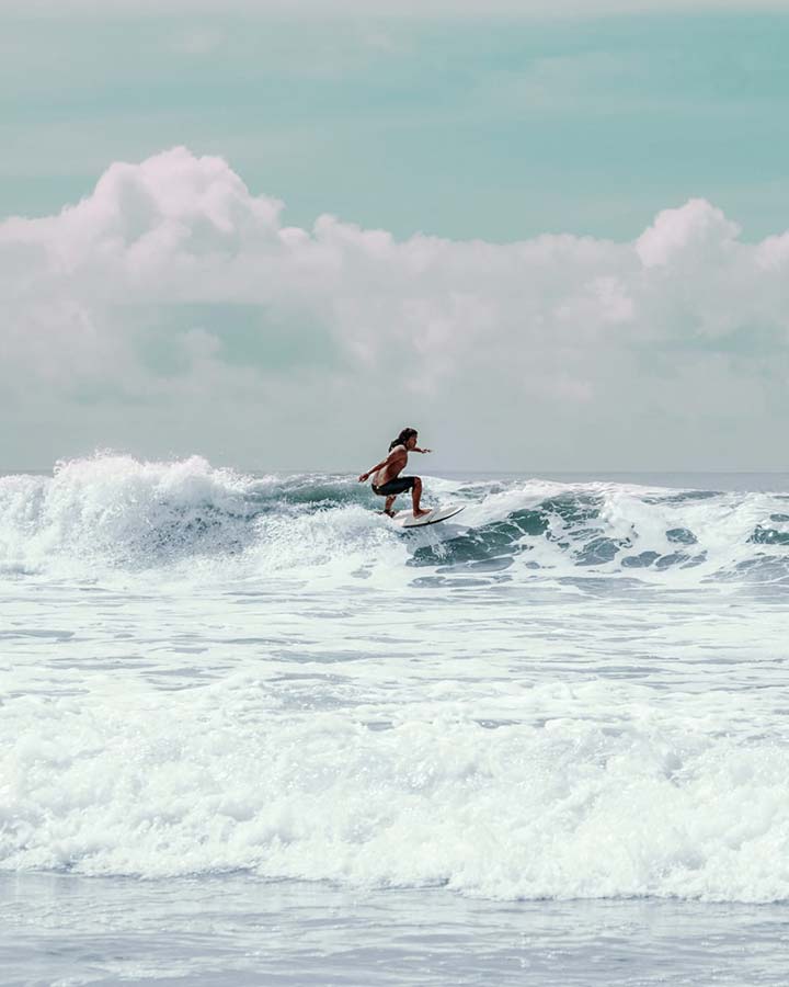Une séance de surf à Bali au Lost Lindenberg, Indonésie © Lost Lindenberg Une séance de surf à Bali au Lost Lindenberg, Indonésie © Lost Lindenberg