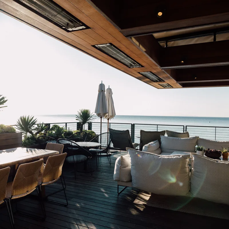 La terrasse sud, idéale pour profiter des couchers de soleil sur l'océan, Little Beach House Malibu, Califorrnie, USA © Soho House