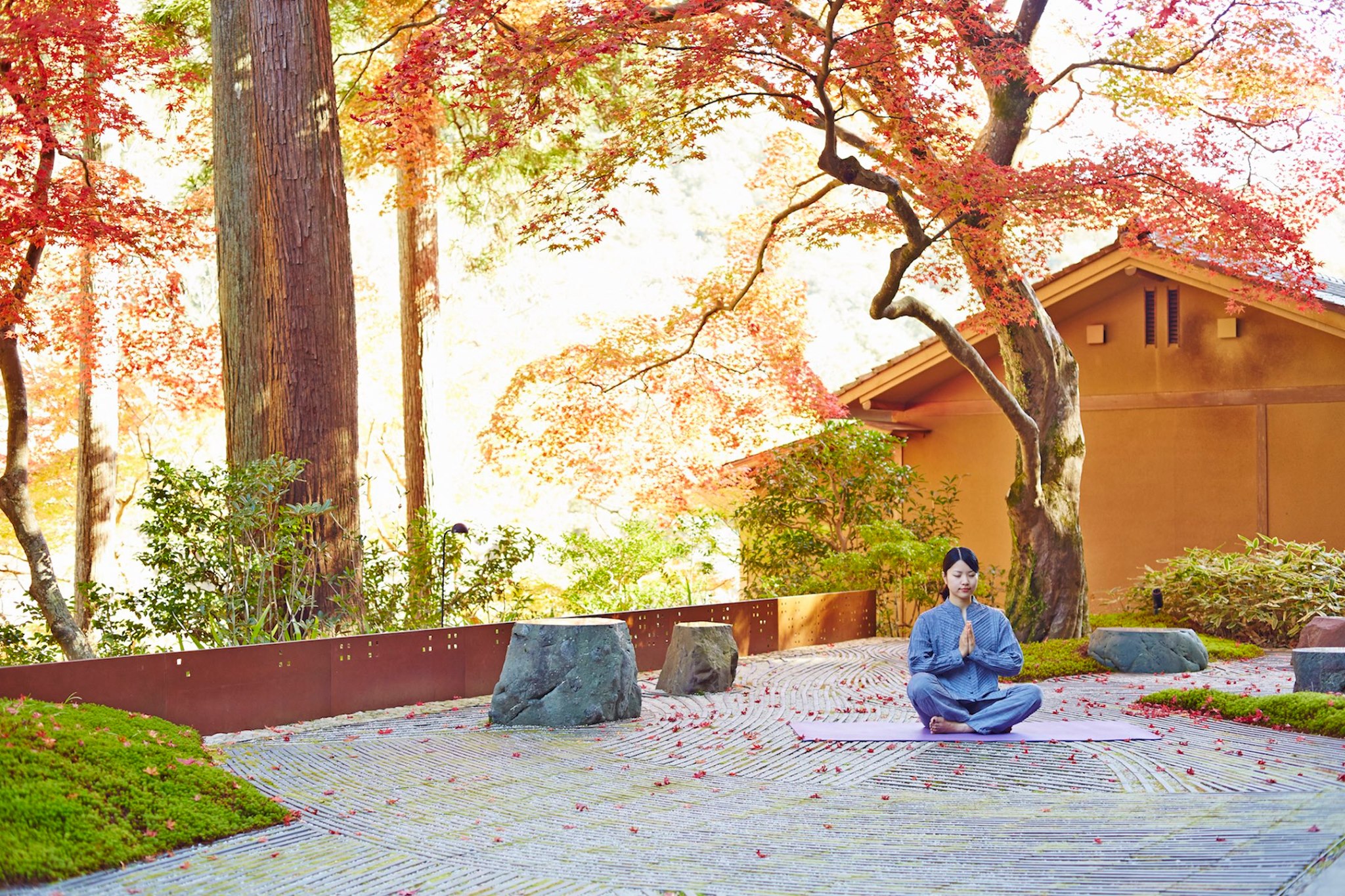 Yoga en extérieur, Hôtel Hoshinoya Kyoto, Japon © Hoshino Resorts