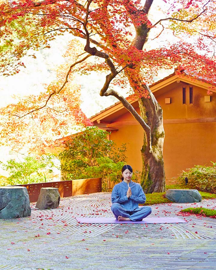 Yoga en extérieur, Hôtel Hoshinoya Kyoto, Japon © Hoshino Resorts Yoga en extérieur, Hôtel Hoshinoya Kyoto, Japon © Hoshino Resorts