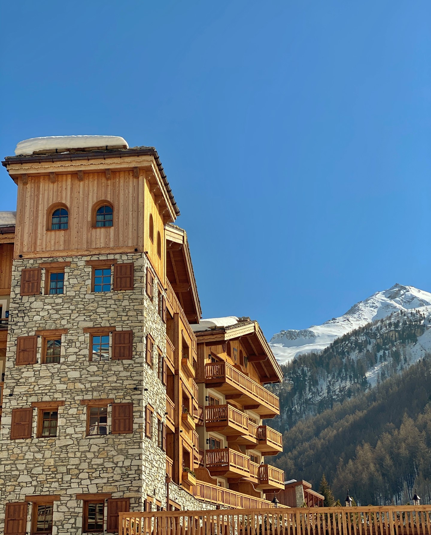 Façade de l'Airelles Mademoiselle Val d'Isère © Airelles
