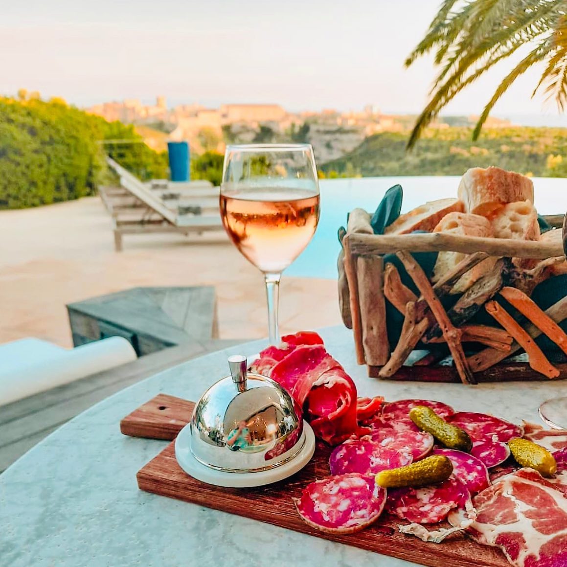Un apéritif au bord de la piscine ? Hôtel Cala di Greco, Bonifacio, Corse © Cala di Greco
