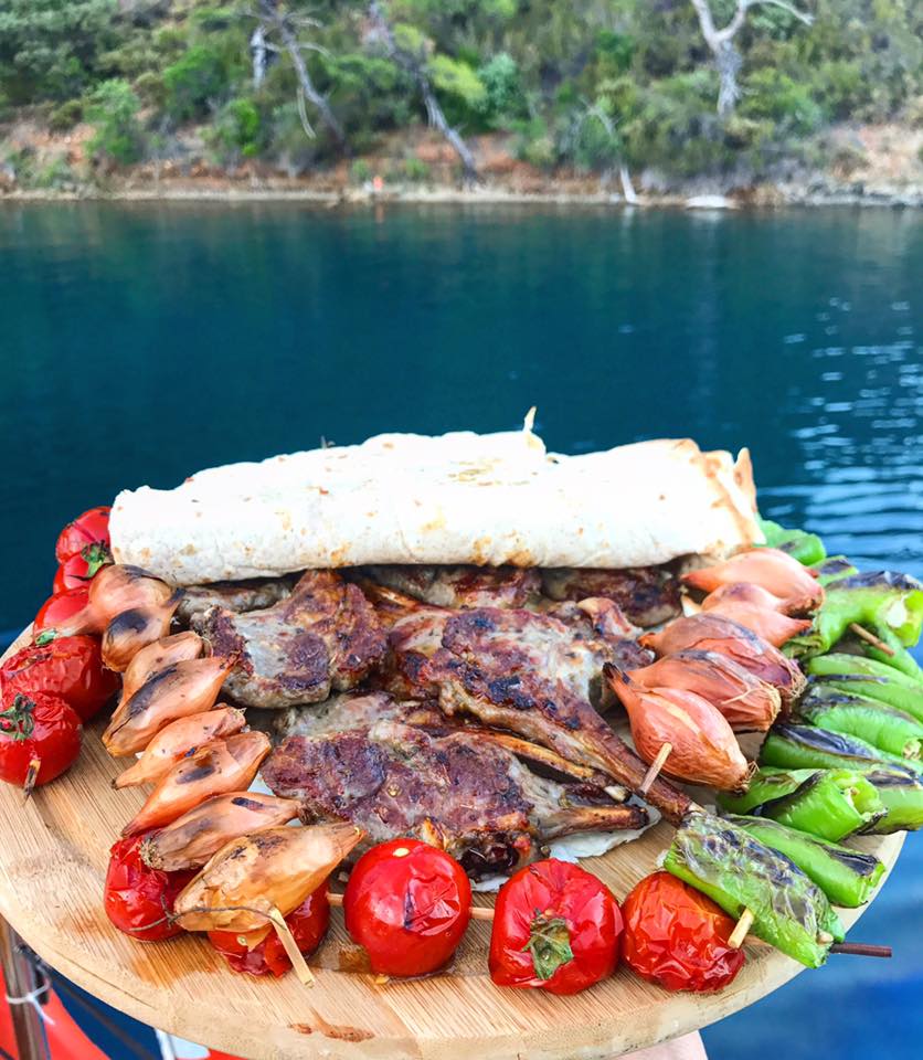 Restauration, côtes d'agneau, goëlette Derin Deniz, Turquie © Derin Deniz