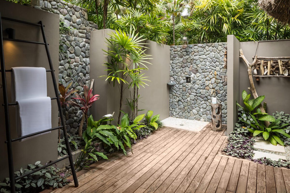 Douche extérieure, Chambre One Bedroom Sunset © Kokomo Private Island Fiji