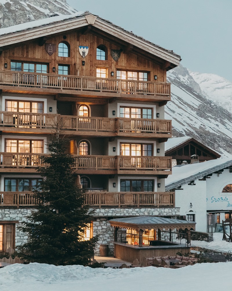 Façade principale de l'Airelles Mademoiselle Val d'Isère © Airelles
