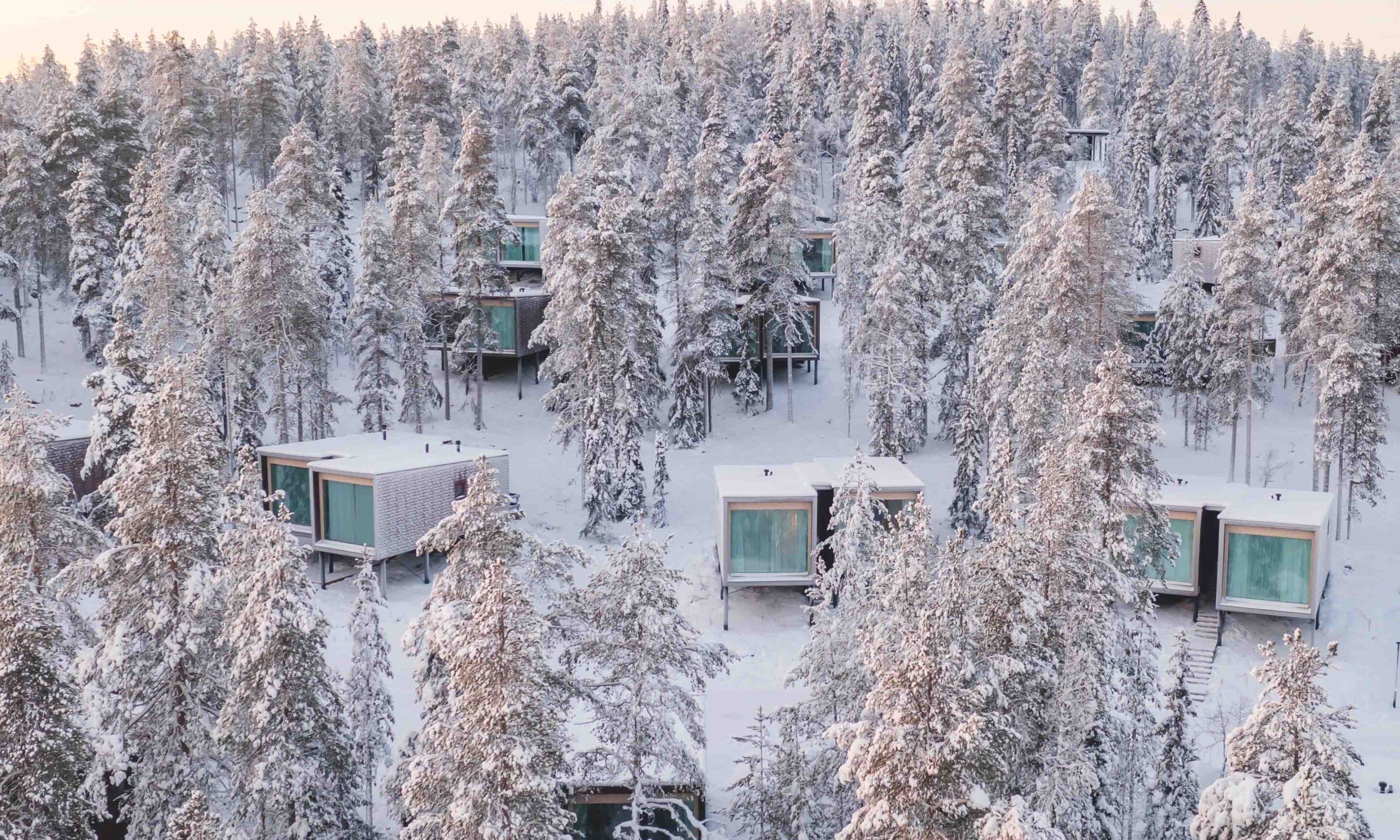 Chalets en hiver, Arctic Treehouse Hôtel, Rovaniemin Laponie, Finlande © SantaPark Arctic World