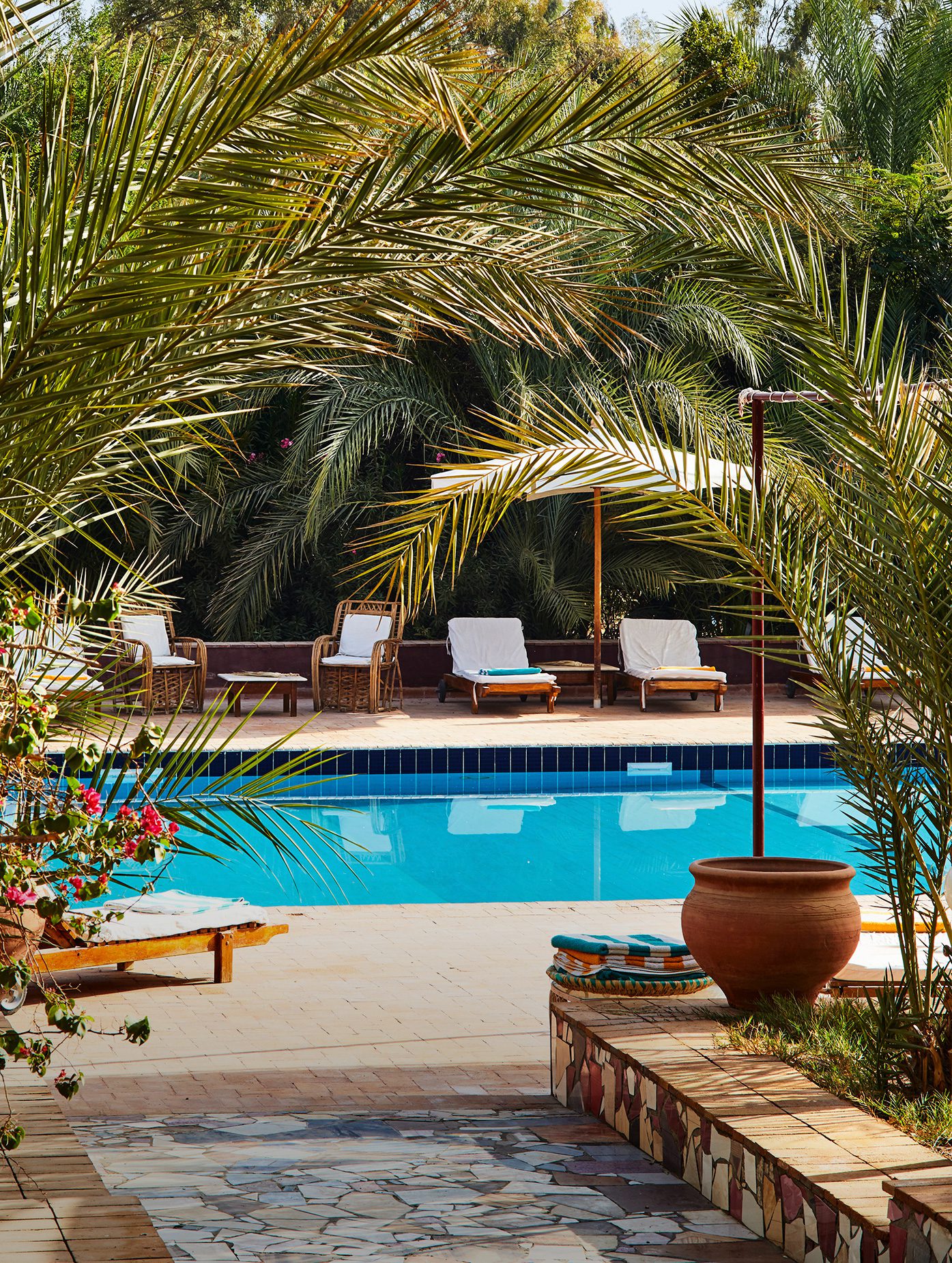 Piscine et solarium, Hôtel Al Moudira, Louxor, Égypte © Al Moudira