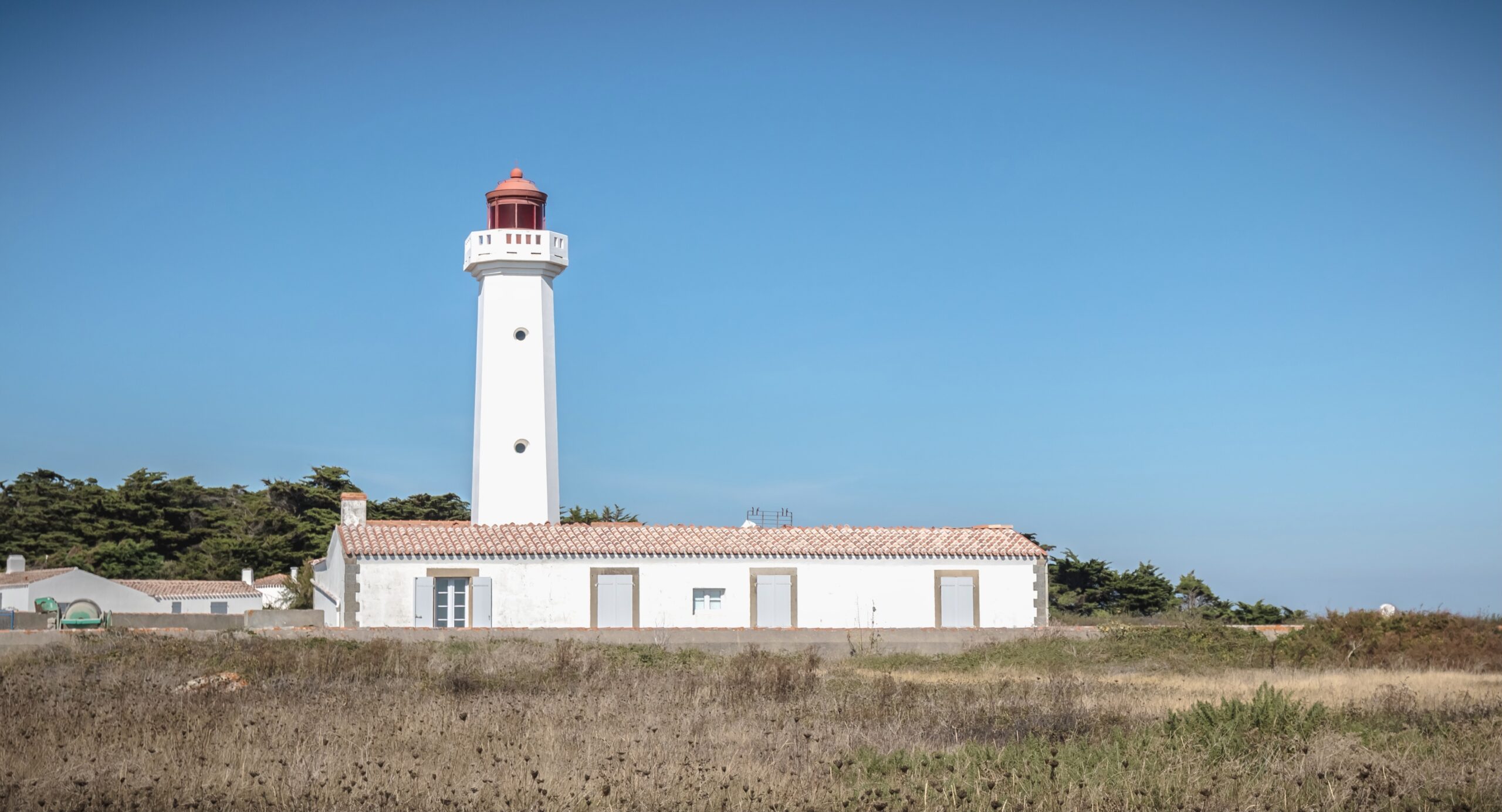 Phare de la pointe des Corbeaux, Île d'Yeu, Vendée, France © Les Hautes Mers sas