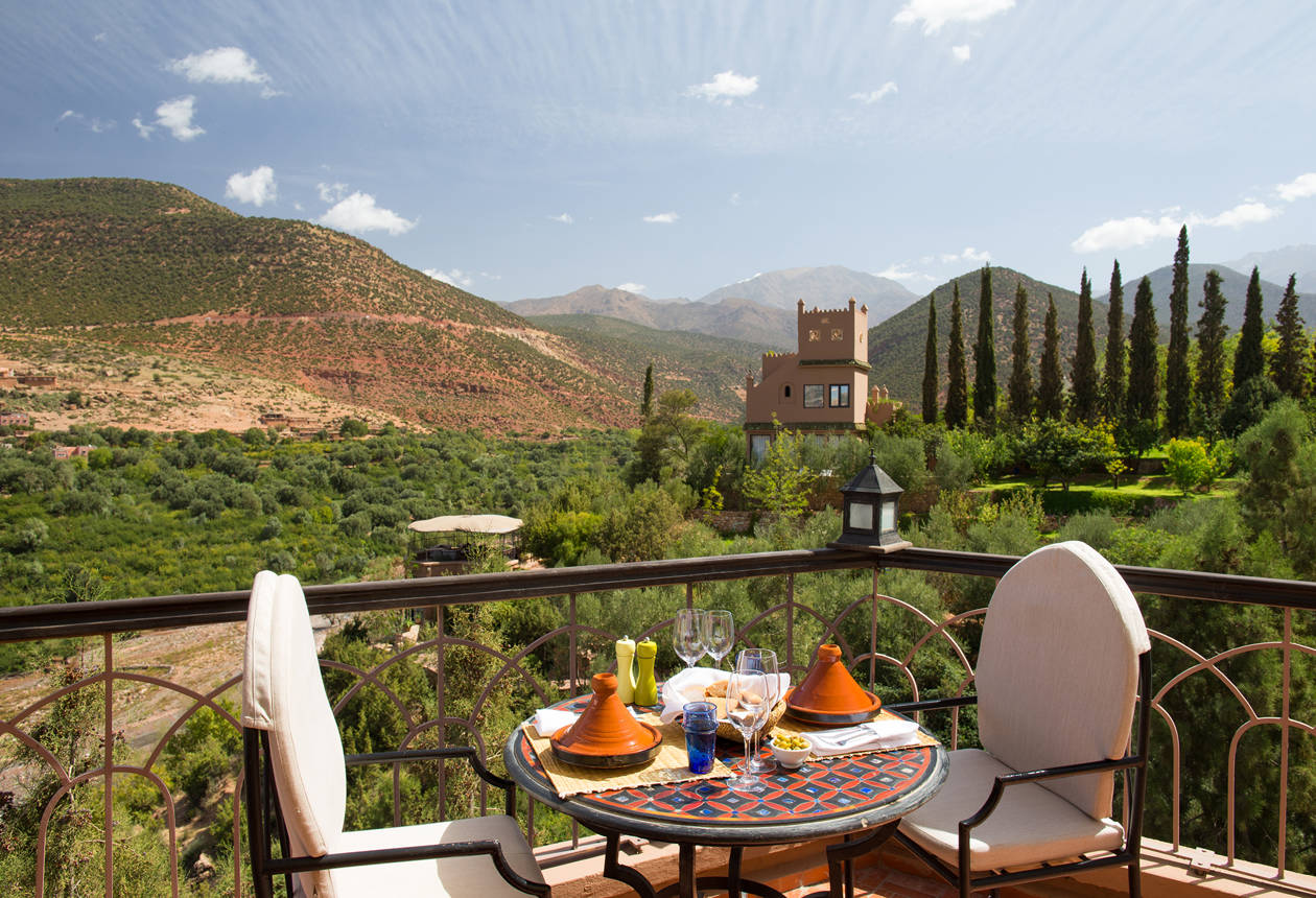 Terrasse de la piscine, Kasbah Tamadot, Maroc © Virgin Edition limited L’hôtel Kasbah Tamadot ne déroge pas à la règle et propose une expérience qui ravira les visiteurs, du plus petit au plus grand. Accroché au bord d’une falaise, à Asni, petit village berbère, il offre d’emblée une vue imprenable et spectaculaire sur le Djebel Toubkal, plus haut sommet du Haut Atlas. [imgmulti:1] L’hôtel est à taille humaine : seulement 28 chambres, dont 10 tentes berbères pour plus d'authenticité. Toutes dans l’esprit des lieux et dans la tradition des montagnes de l’Atlas. Chacune des ces chambres est décorée spécifiquement, dans le style traditionnel, le personnel est issu de la population locale et vous ravira par sa légendaire bonne humeur et son hospitalité bien connue. Autant dire que le Kasbah Tamadot constitue une véritable immersion en terre marocaine, et la possibilité d’une retraite confortable et empreinte de sérénité, au milieu du Haut Atlas. Mais elle n’en est pas moins agréable et vivante : escaliers, cours, bassins fleuris et jardins se répondent et se joignent en une succession d’espaces familiers qui vous feront sentir comme chez vous.