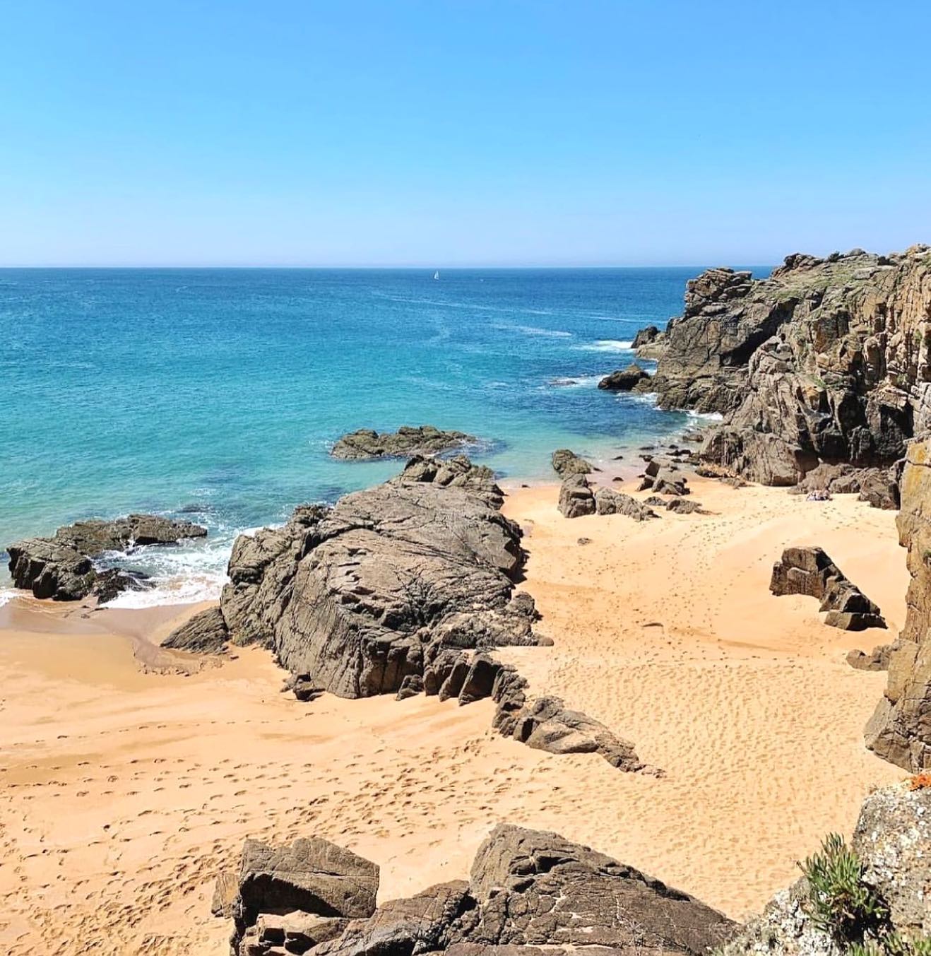 Plage et belle maison, Île d'Yeu, Vendée, France © Les Hautes Mers sas