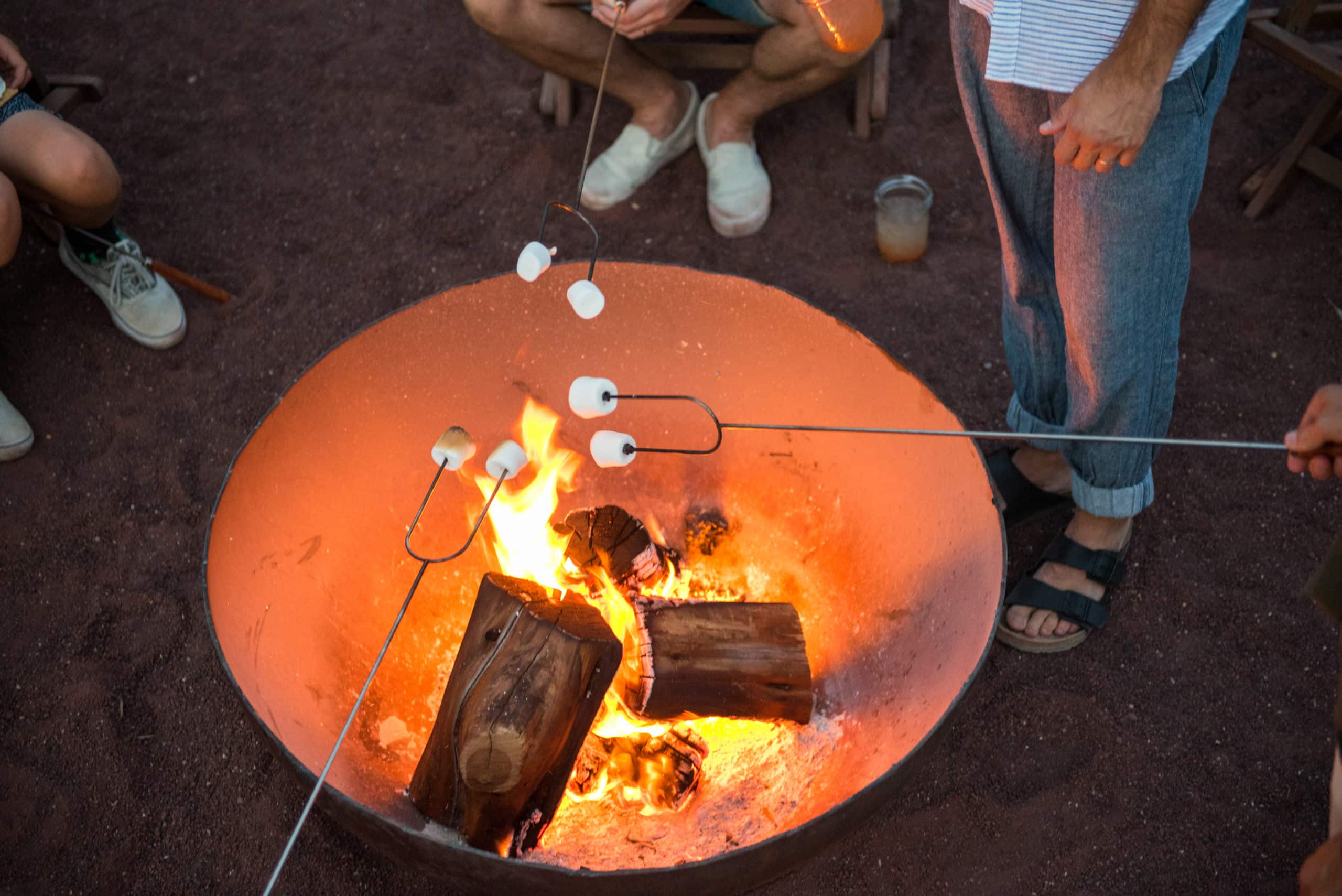 Autour d'un feu de camp, Under Canvas Zion, Utah, Usa © Under Canvas