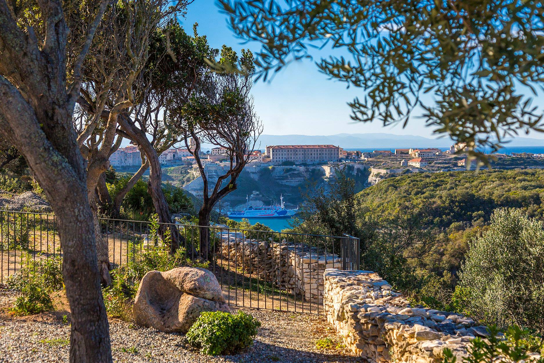Cala di Greco : la superbe vue sur Bonifacio, Corse © Cala di Greco