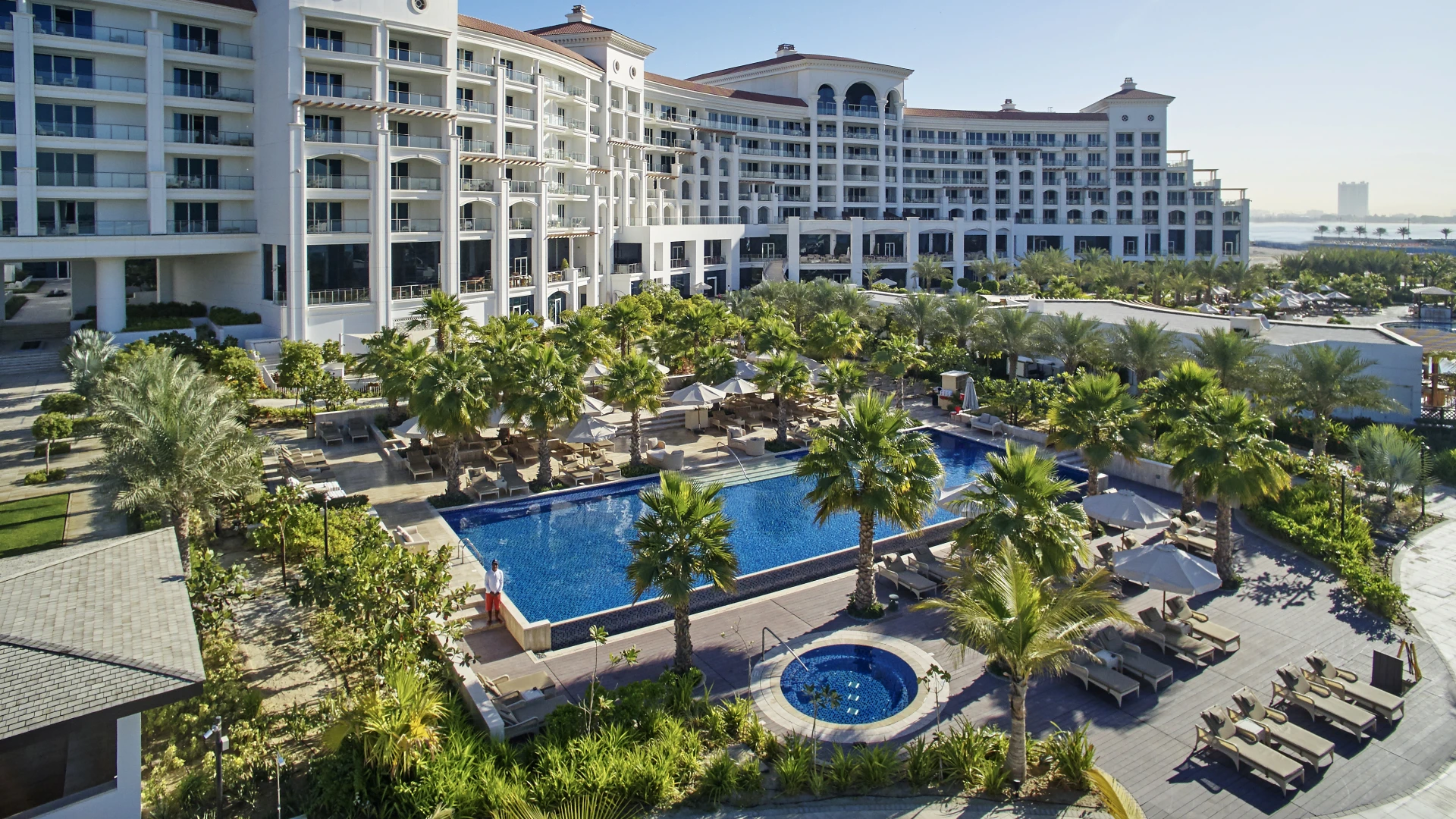 Piscine et vue générale, Waldorf Astoria Dubaï Palm Jumeirah © Hilton Worldwide