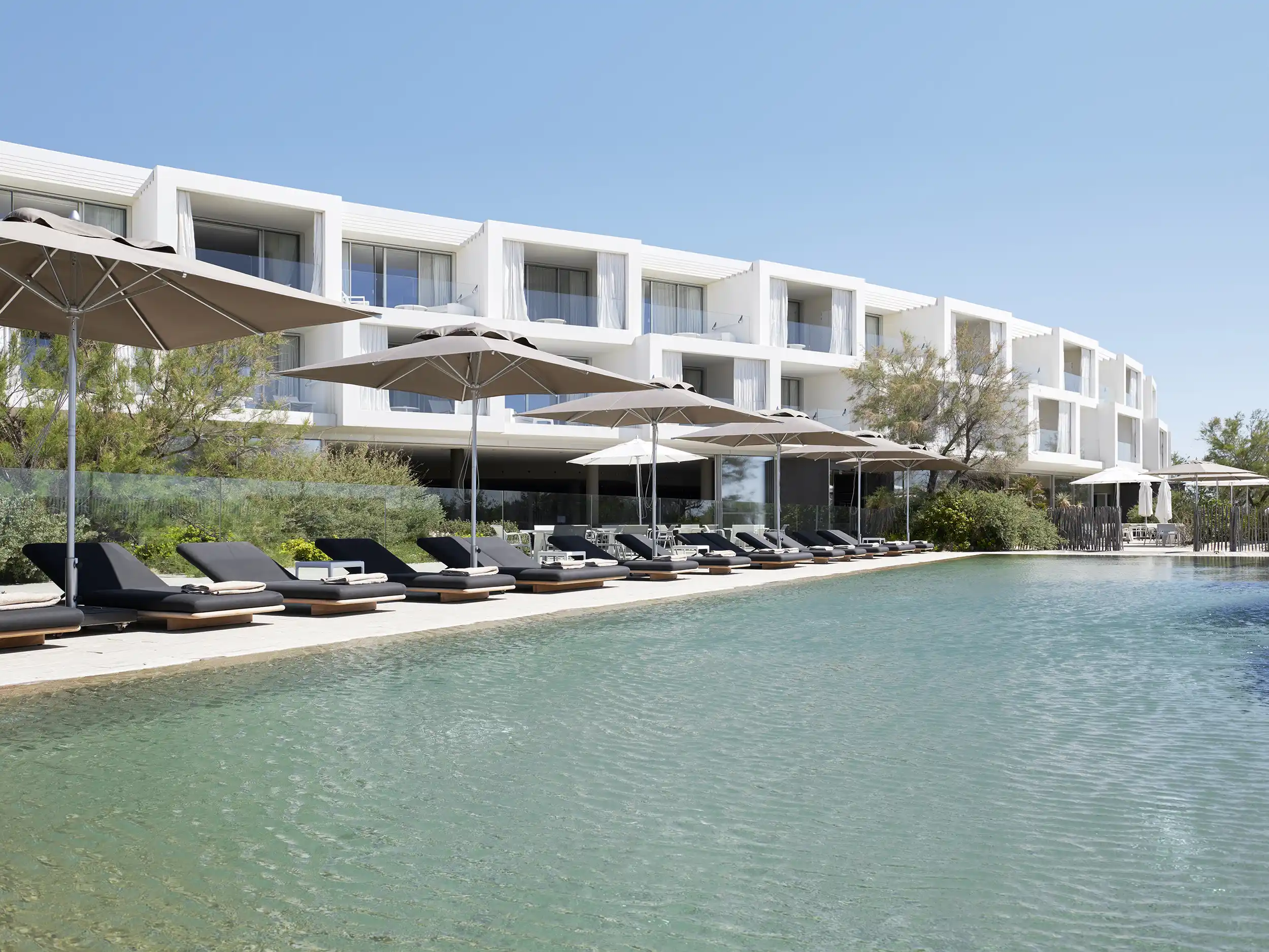 Façade et piscine, Plage Palace, Palavas, France © Plage Palace