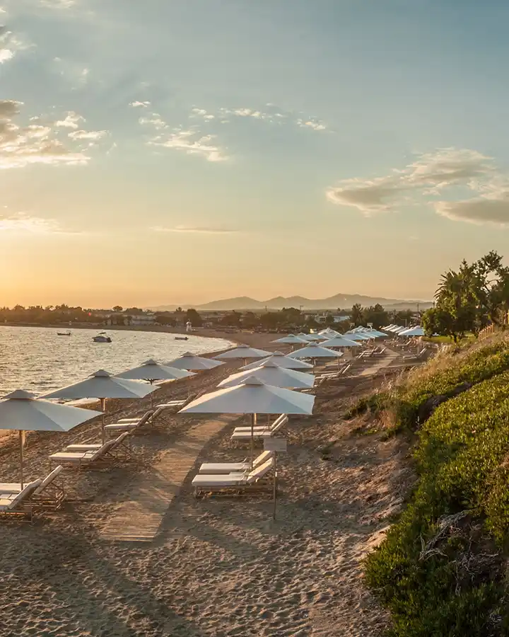 Plage au coucher du soleil, Ikos Olivia, Thessalonique, Grèce © Ikos Resorts Plage au coucher du soleil, Ikos Olivia, Thessalonique, Grèce © Ikos Resorts
