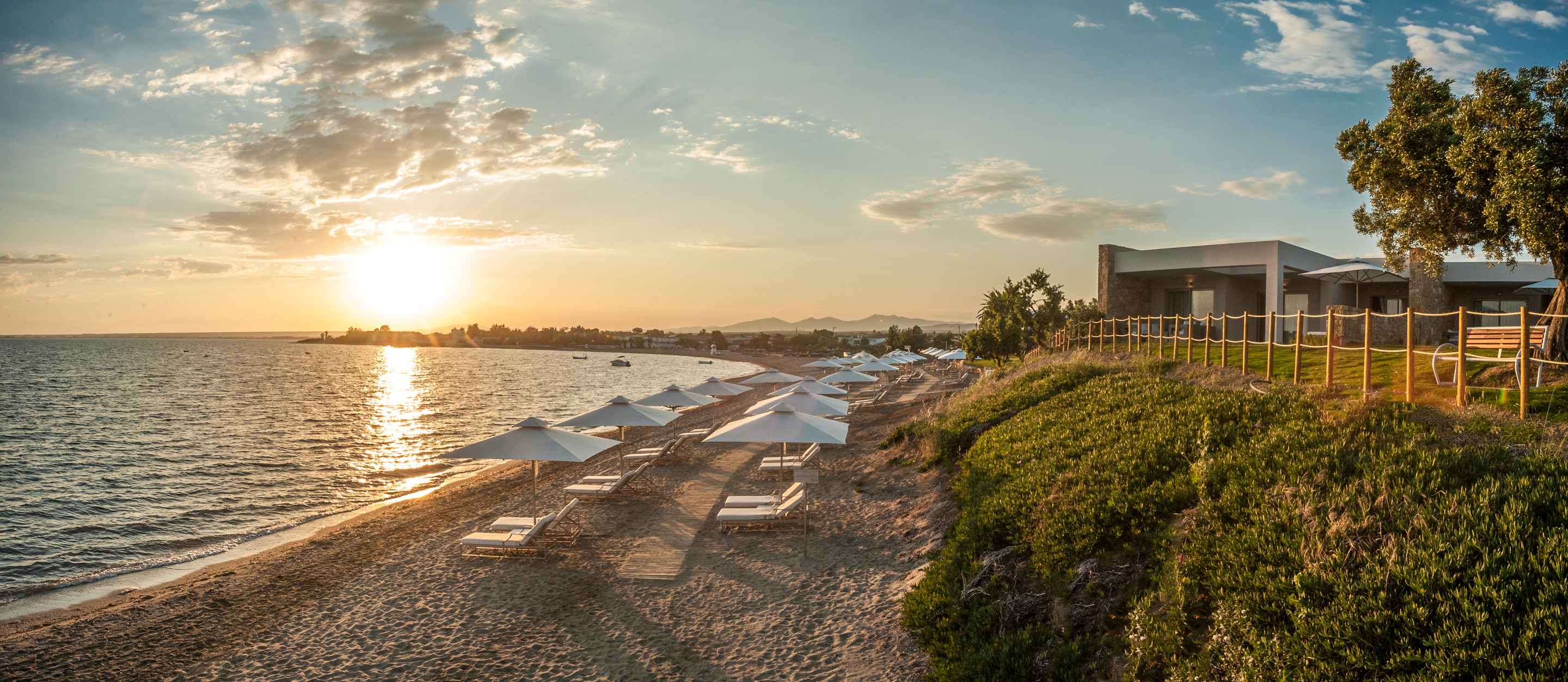 Plage au coucher du soleil, Ikos Olivia, Thessalonique, Grèce © Ikos Resorts