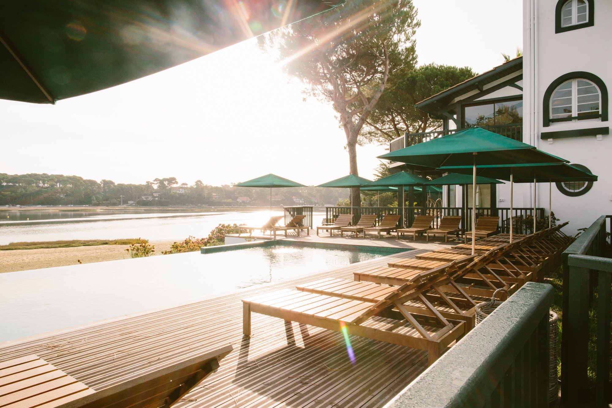Piscine et vue sur le lac, Les Hortensias du Lac, Hossegor, France © Hortensias du Lac