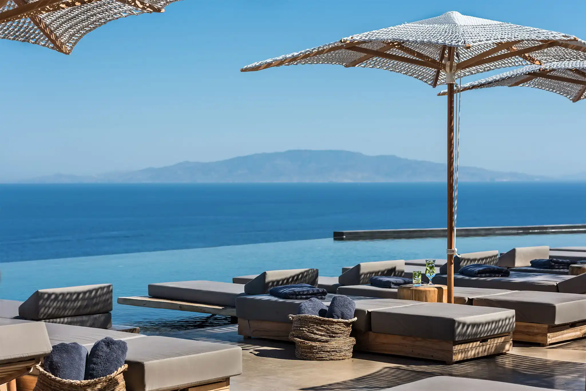 Piscine, vue mer, Andronis Arcadia, Oia, Santorin, Grèce © Andronis