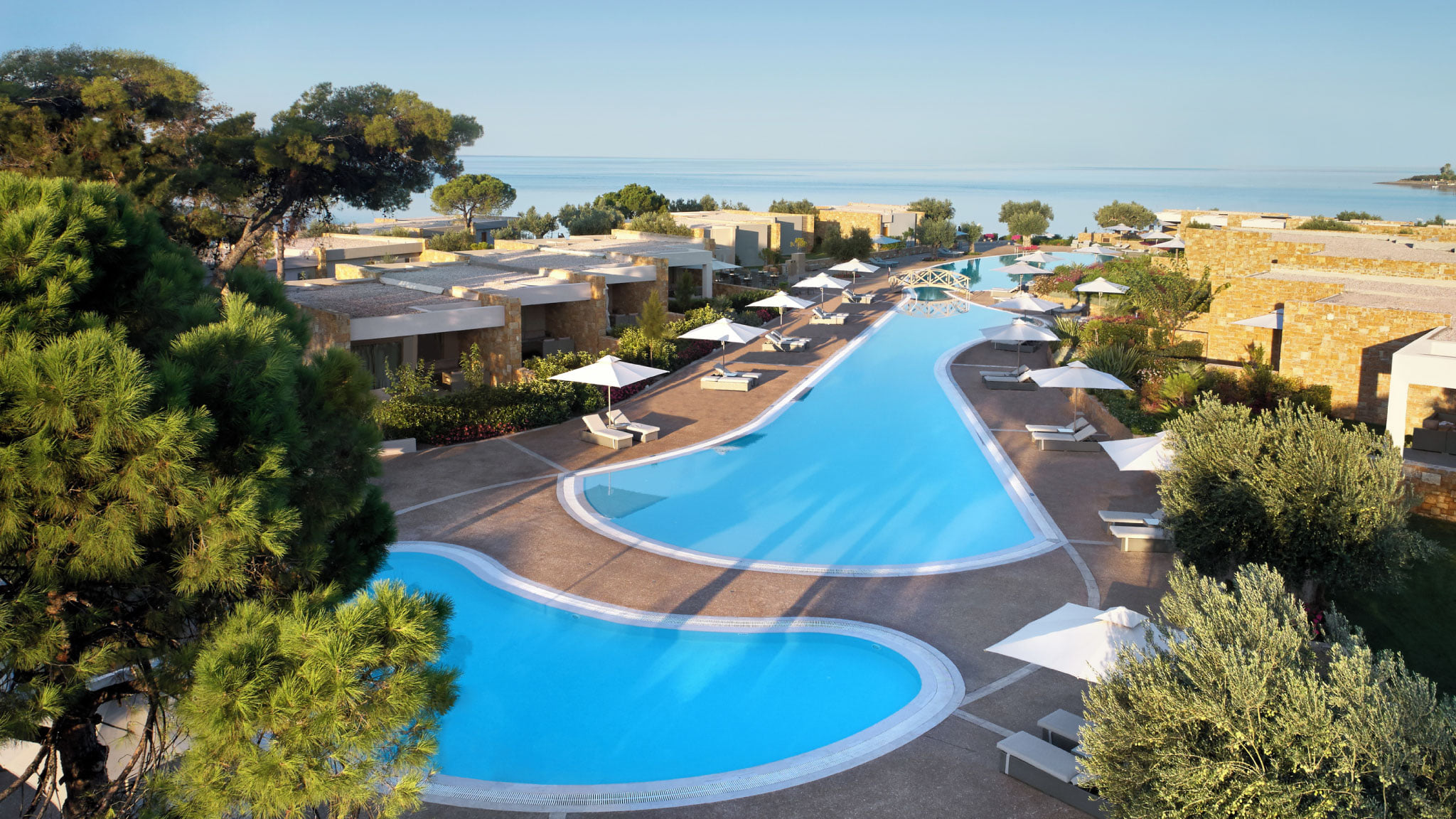 Les piscines de l'Ikos Olivia Thessalonique, Grèce © Ikos Resorts
