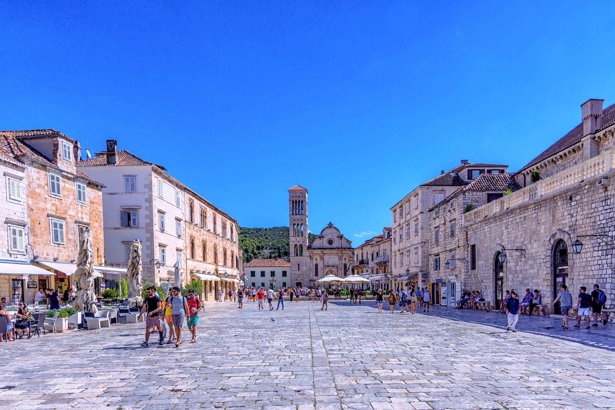 Place centrale et cathédrale, Hvar, Croatie © Arnie Papp