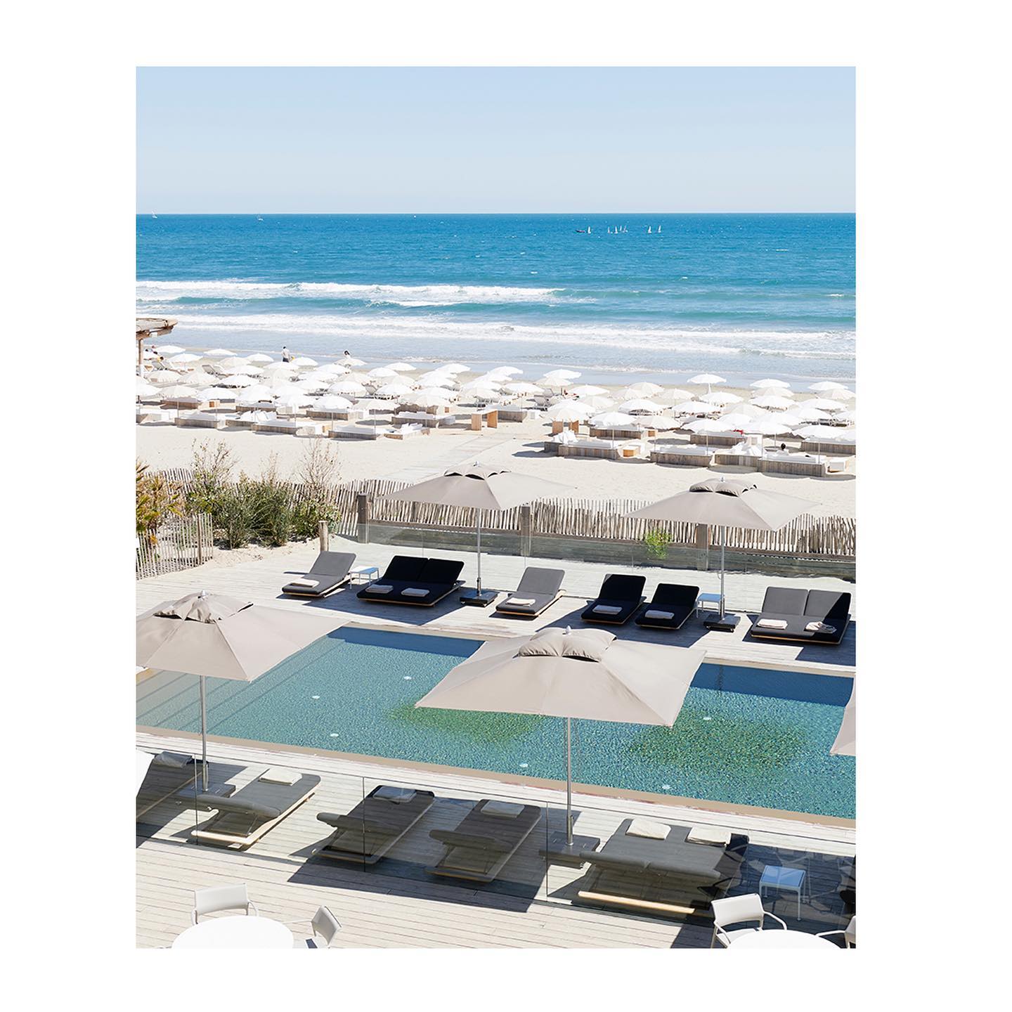 Plage privée et piscine, Plage Palace, Palavas, France © Plage Palace
