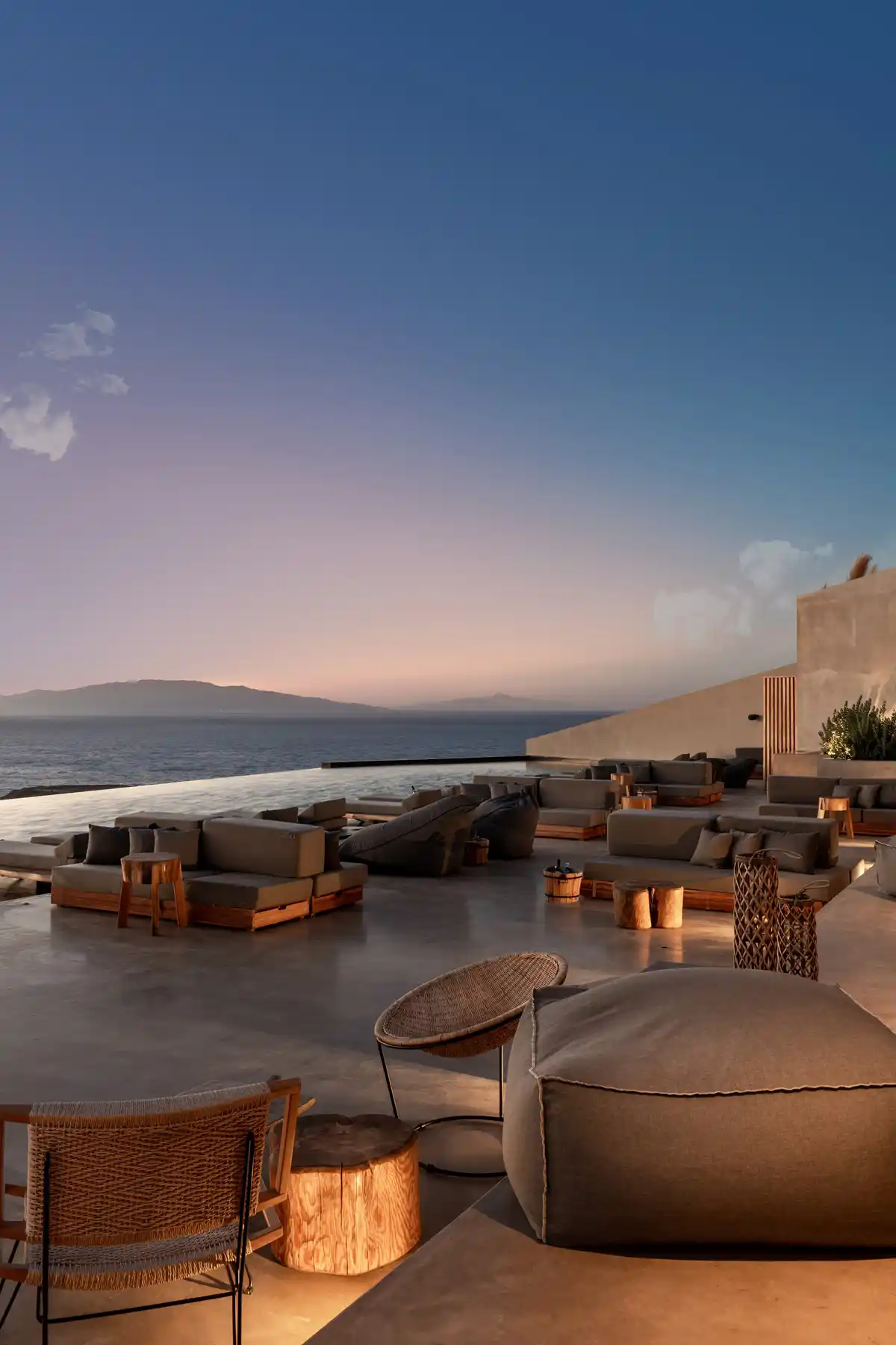 Terrasse au soleil couchant, hôtel Andronis Arcadia, Oia, Santorin, Grèce © Andronis