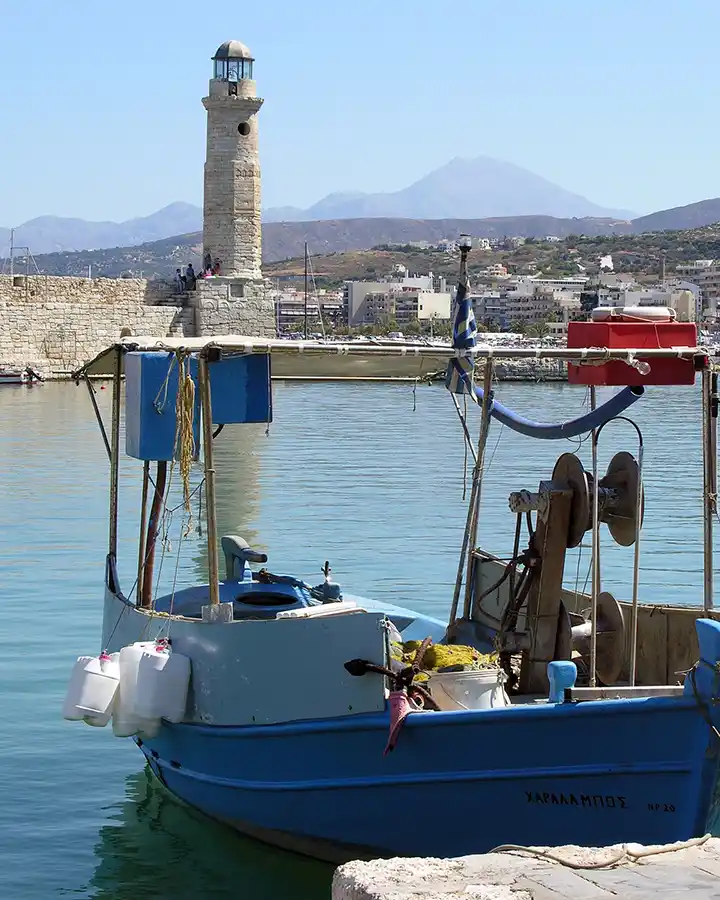 Bateau et Tour de guet, port d'Heraklion, Crète, Grèce © Monique Stokman Bateau et Tour de guet, port d'Heraklion, Crète, Grèce © Monique Stokman