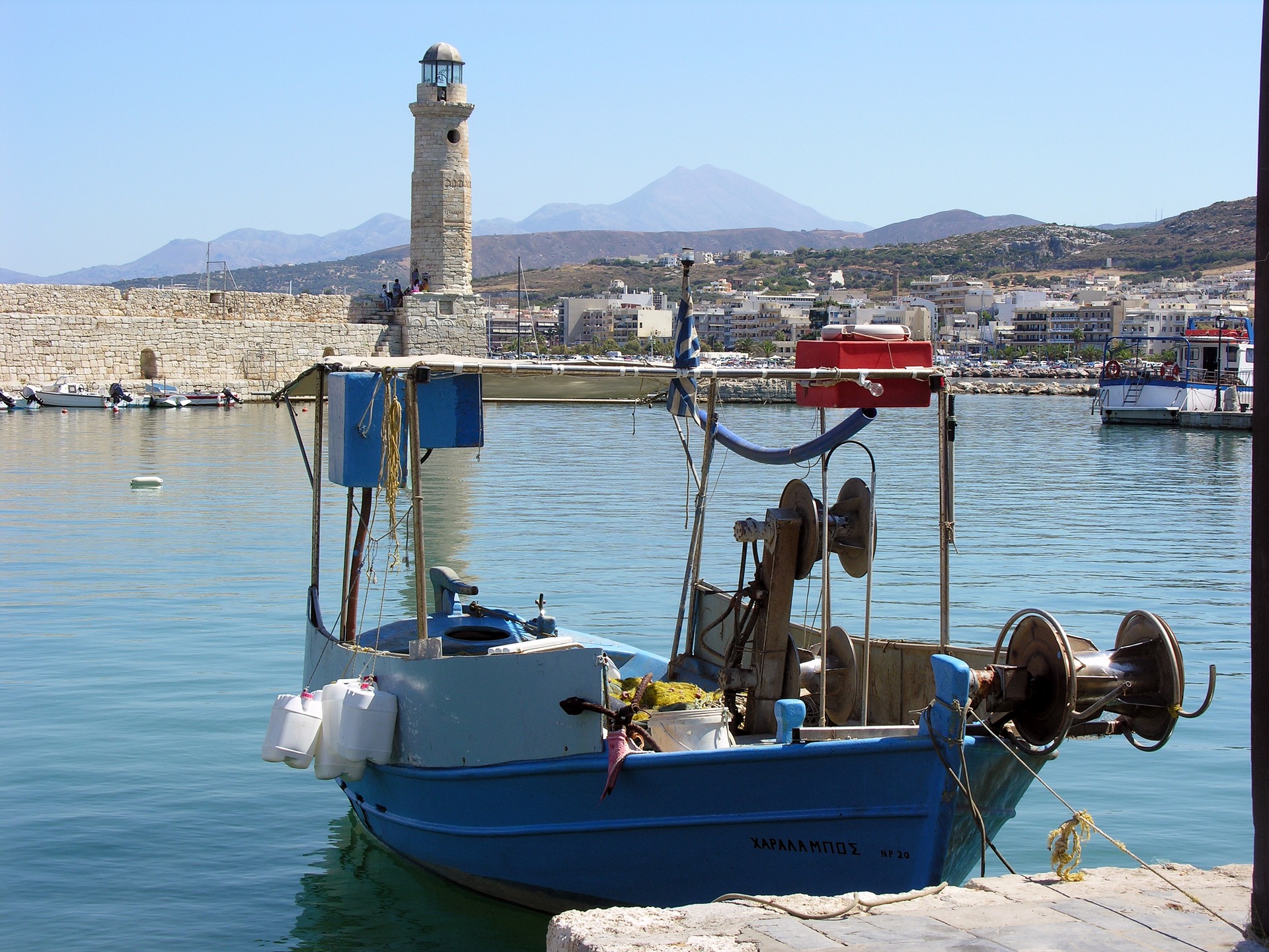 Bateau et Tour de guet, port d'Heraklion, Crète, Grèce © Monique Stokman