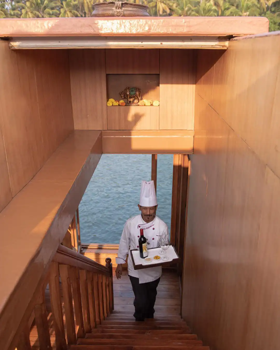 Apéritif sur le Lotus Houseboat, Kerala, Inde du Sud © ABChapri Retreats