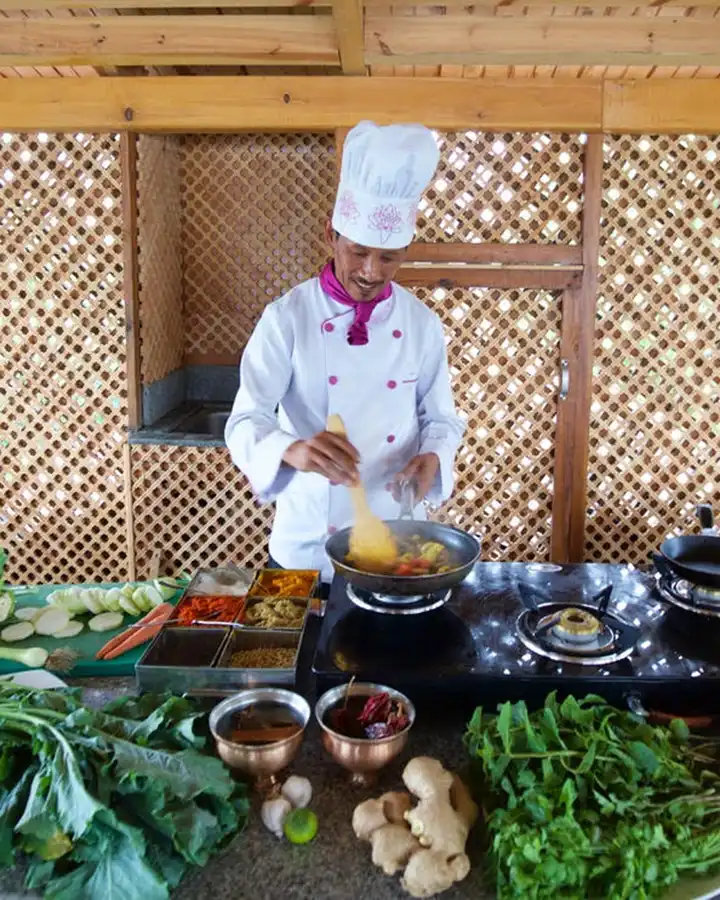Le chef en cuisine à bord du Lotus Houseboat, Kerala, Inde du Sud © ABChapri Retreats Le chef en cuisine à bord du Lotus Houseboat, Kerala, Inde du Sud © ABChapri Retreats