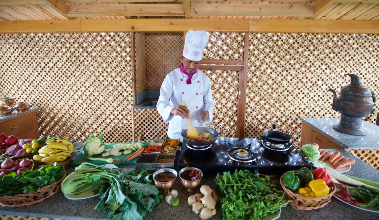 Le chef en cuisine à bord du Lotus Houseboat, Kerala, Inde du Sud © ABChapri Retreats