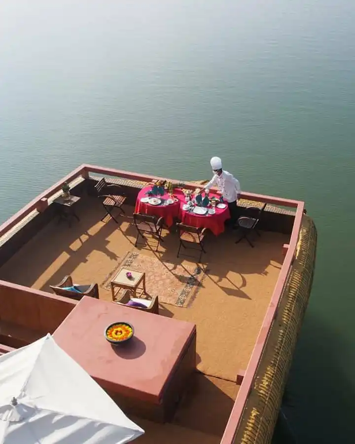Terrasse sur le pont du Lotus Houseboat, Kerala, Inde du Sud © ABChapri Retreats Terrasse sur le pont du Lotus Houseboat, Kerala, Inde du Sud © ABChapri Retreats