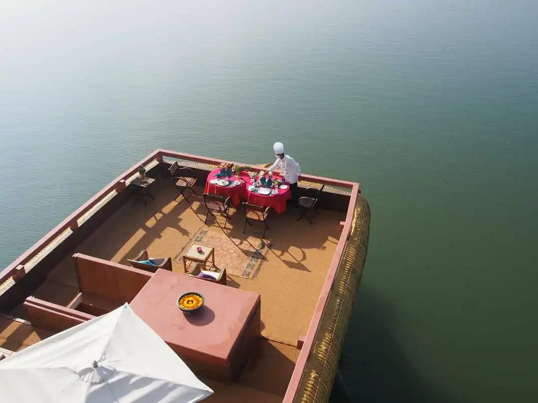 Terrasse sur le pont du Lotus Houseboat, Kerala, Inde du Sud © ABChapri Retreats