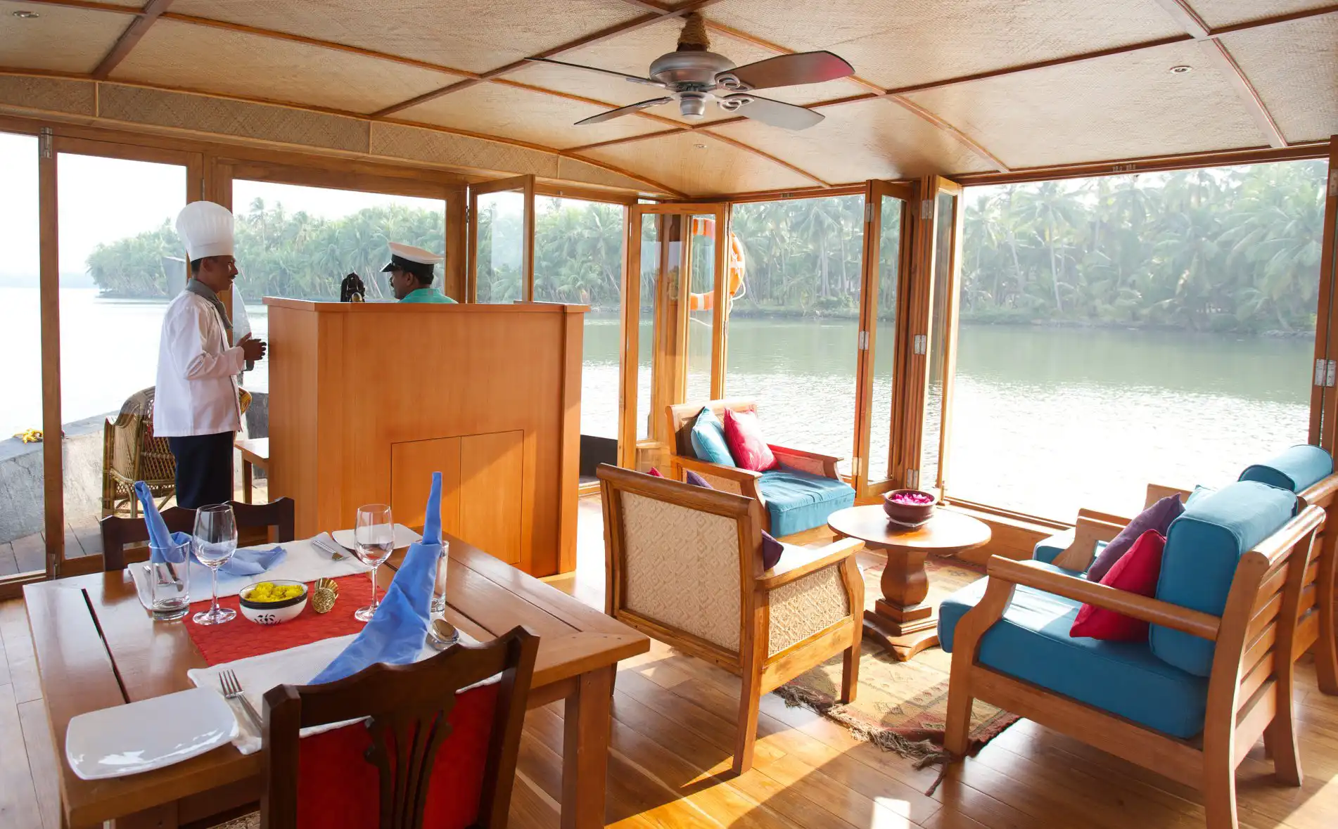 Salon, Lotus Houseboat, Kerala, Inde du Sud © ABChapri Retreats
