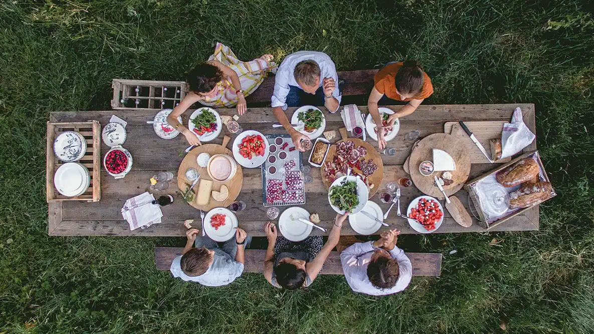 Une belle tablée à l'Hôtel Le Barn, Bonnelles, France © Le Barn