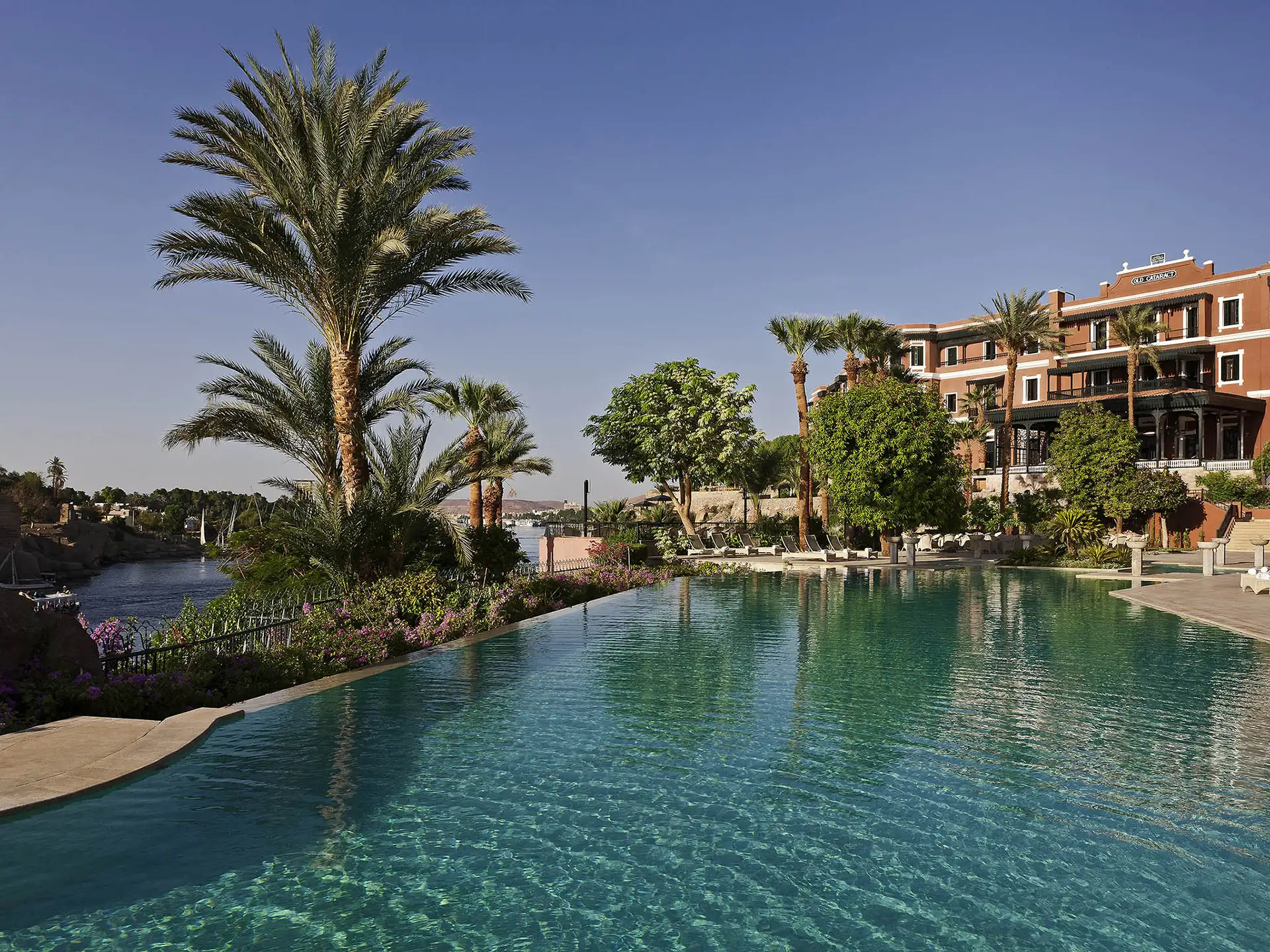 Piscine extérieure à débordement, Sofitel Legend Old Cataract Assouan, Égypte © Accor