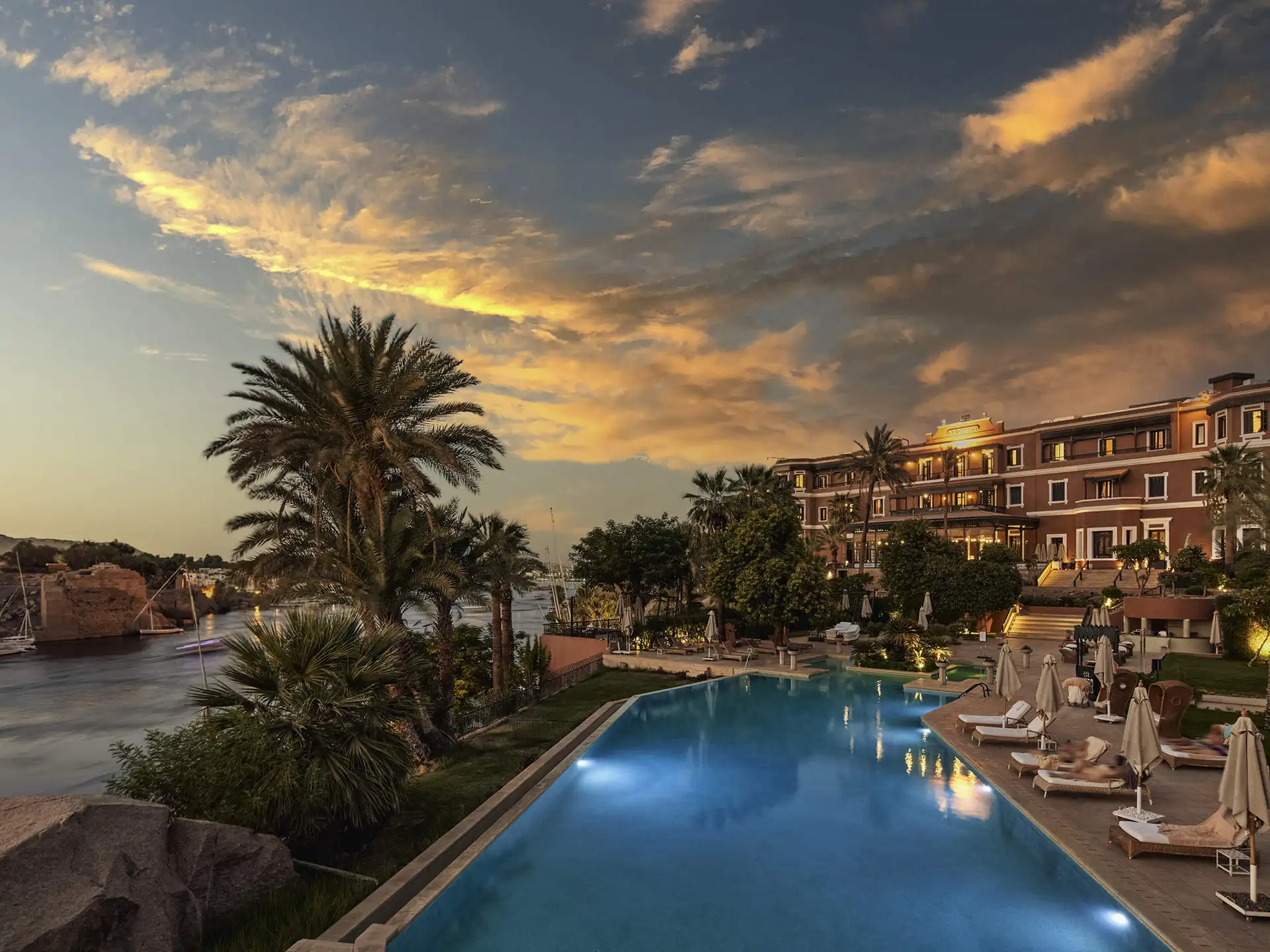Piscine extérieure et vue sur le Nil, Sofitel Legend Old Cataract Assouan, Égypte © Accor